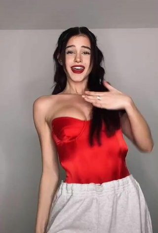 Sexy Lea Elui Ginet enseña escote con Top Rojo