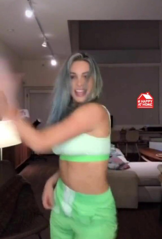 3. Sexy Lele Pons Con Sujetador Deportivo Verde