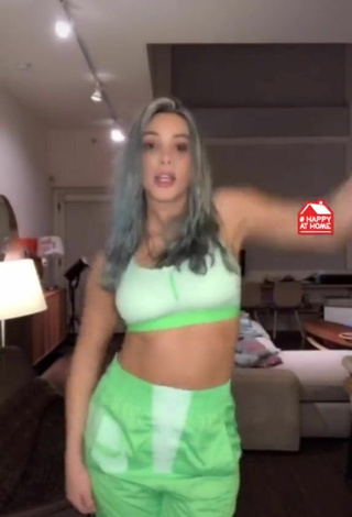 4. Sexy Lele Pons Con Sujetador Deportivo Verde