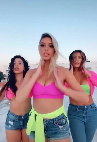 4. Sexy Lele Pons Enseña Escote Con Top Corto