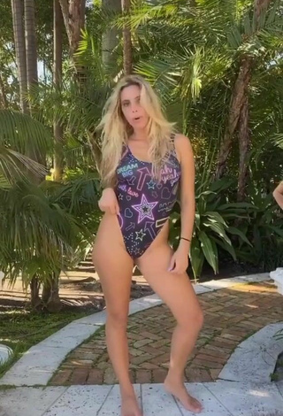 Sexy Lele Pons con Traje de Baño