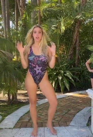 3. Sexy Lele Pons Con Traje De Baño