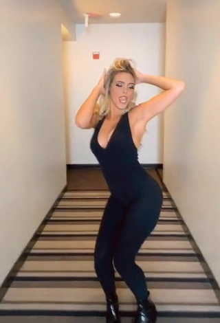 3. Sexy Lele Pons Con Mono Negro