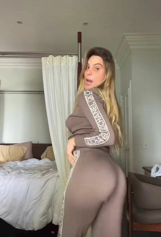 Hermosa Lele Pons Enseña el culo