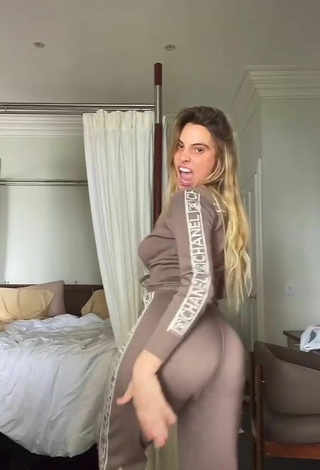 2. Hermosa Lele Pons Enseña El Culo