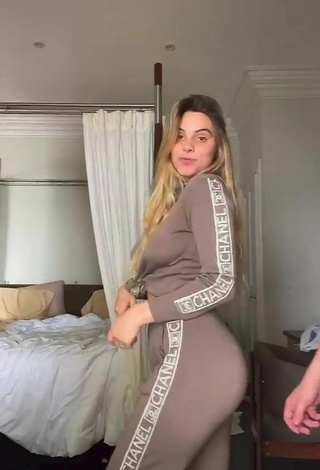 4. Hermosa Lele Pons Enseña El Culo