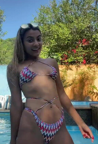 4. Caliente Letícia Pitti Con Bikini En La Piscina