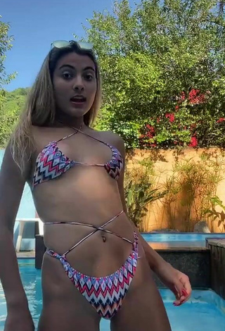 5. Caliente Letícia Pitti Con Bikini En La Piscina