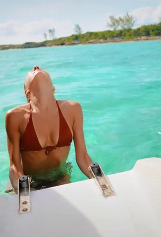 Sexy Lexi Rivera con Bikini Rojo en un barco