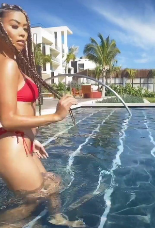 Hermosa Liane Valenzuela con Bikini en la piscina