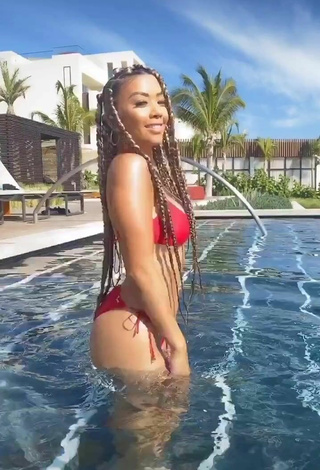 2. Hermosa Liane Valenzuela Con Bikini En La Piscina