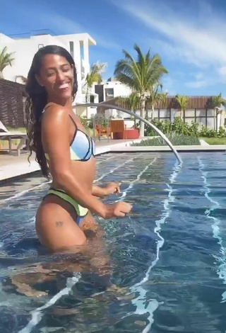 4. Hermosa Liane Valenzuela Con Bikini En La Piscina