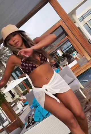 2. Sexy Liane Valenzuela Con Sujetador De Bikini