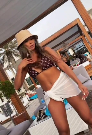 4. Sexy Liane Valenzuela Con Sujetador De Bikini