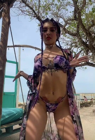 Hermosa Lilacoloridas con Bikini