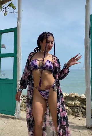 Sexy Lilacoloridas con Bikini Floral en la playa