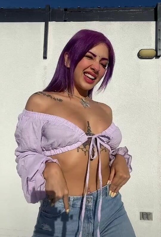 Hermosa Lilacoloridas con Top Corto Morado