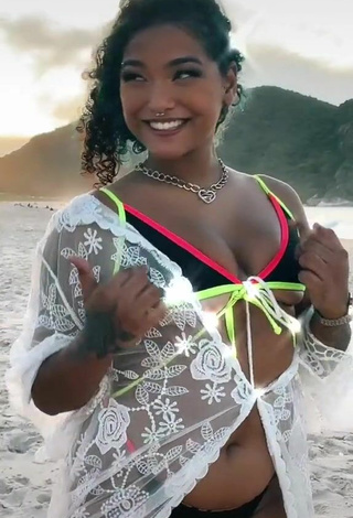 4. Sexy Lisandra Barcelos Con Bikini Negro En La Playa