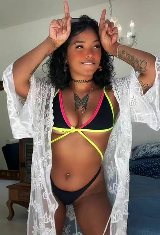 4. Caliente Lisandra Barcelos Con Bikini Negro