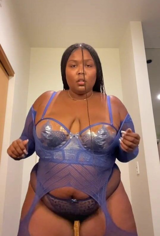 3. Sexy Lizzo Enseña Escote Con Lencería Azul