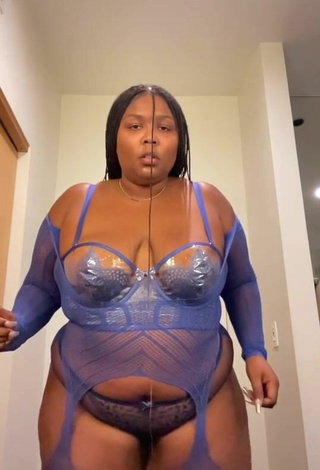 5. Sexy Lizzo Enseña Escote Con Lencería Azul