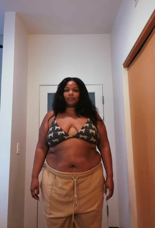 Caliente Lizzo con Sujetador de Bikini