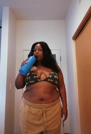 3. Caliente Lizzo Con Sujetador De Bikini