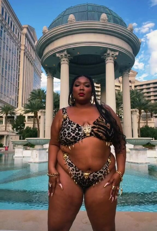 3. Sexy Lizzo Enseña El Culo En La Piscina