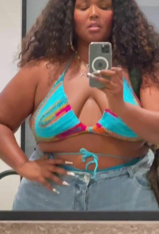 Hermosa Lizzo enseña escote con Sujetador de Bikini