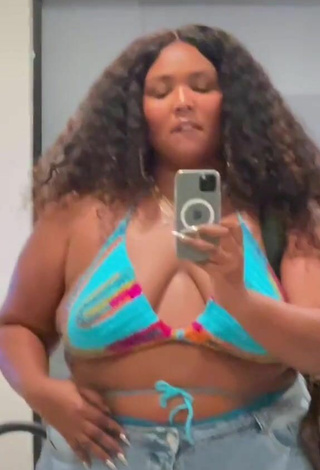 2. Hermosa Lizzo Enseña Escote Con Sujetador De Bikini