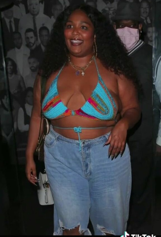 4. Hermosa Lizzo Enseña Escote Con Sujetador De Bikini