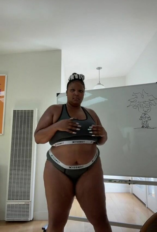 Sexy Lizzo  con Bragas Gris