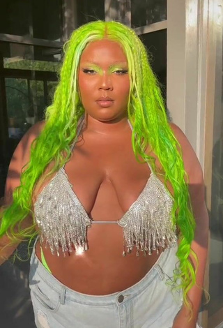 Sexy Lizzo enseña escote con Sujetador de Bikini