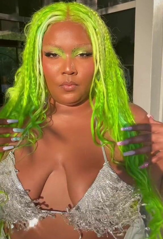 3. Sexy Lizzo Enseña Escote Con Sujetador De Bikini