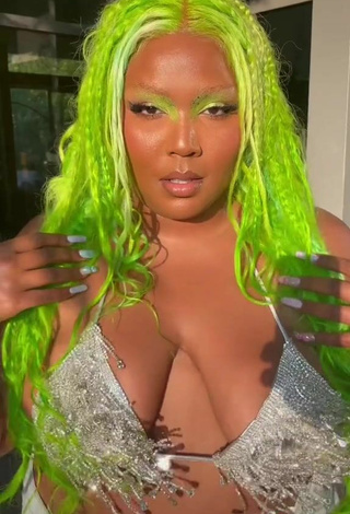 5. Sexy Lizzo Enseña Escote Con Sujetador De Bikini