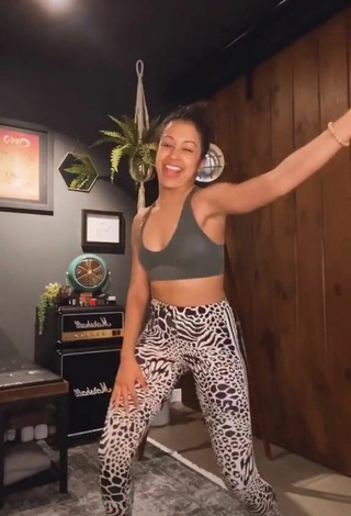 2. Sexy Liza Koshy Con Sujetador Deportivo Gris