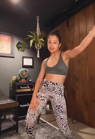 3. Sexy Liza Koshy Con Sujetador Deportivo Gris