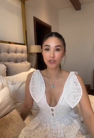 Sexy Heart Evangelista enseña escote con Vestido Blanco