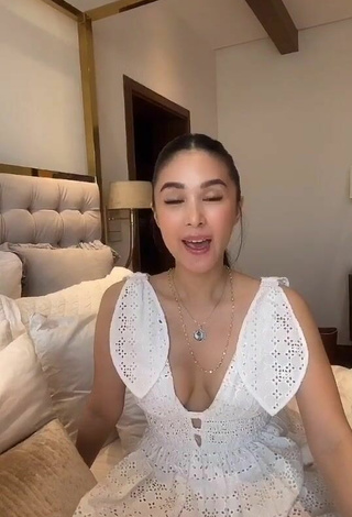 2. Sexy Heart Evangelista Enseña Escote Con Vestido Blanco