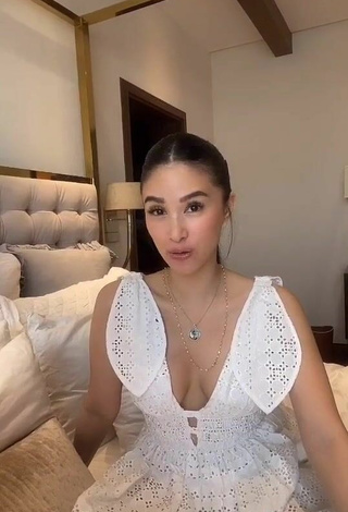 3. Sexy Heart Evangelista Enseña Escote Con Vestido Blanco