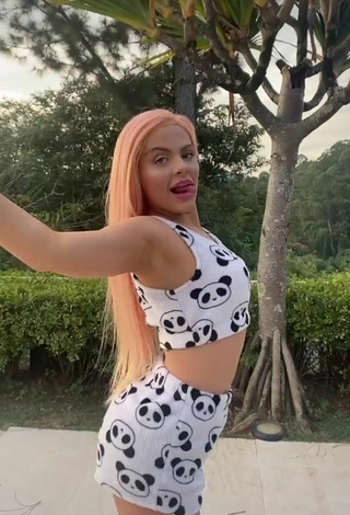 Sexy Luísa Sonza con Top Corto mientras hace twerking