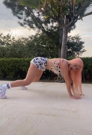 2. Sexy Luísa Sonza Con Top Corto Mientras Hace Twerking