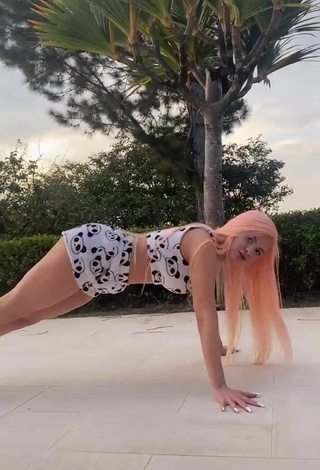 3. Sexy Luísa Sonza Con Top Corto Mientras Hace Twerking