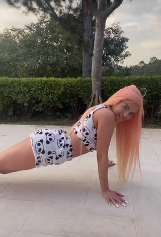 4. Sexy Luísa Sonza Con Top Corto Mientras Hace Twerking