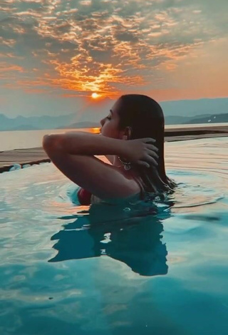 Sexy Luiza Parente Enseña el culo en la piscina