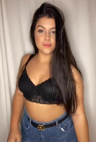 Sexy Luiza Parente con Top Corto Negro