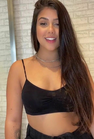 Bonita Luiza Parente con Top Corto Negro