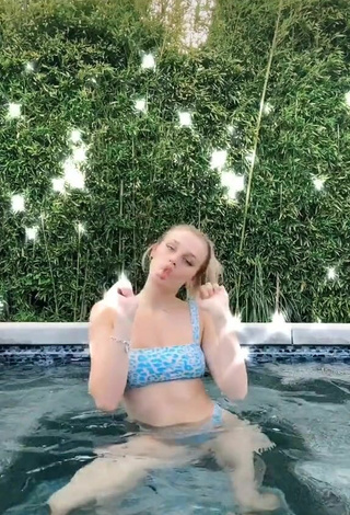 2. Erótica Madi Monroe Con Bikini En La Piscina