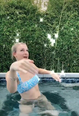 4. Erótica Madi Monroe Con Bikini En La Piscina