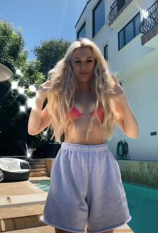 2. Caliente Madi Monroe Con Sujetador De Bikini En La Piscina